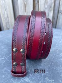 BR 414 Lederen riem met embossing. Geverfd in de kleur mahogany en voorzien van drukkers voor een verwisselbare gesp.